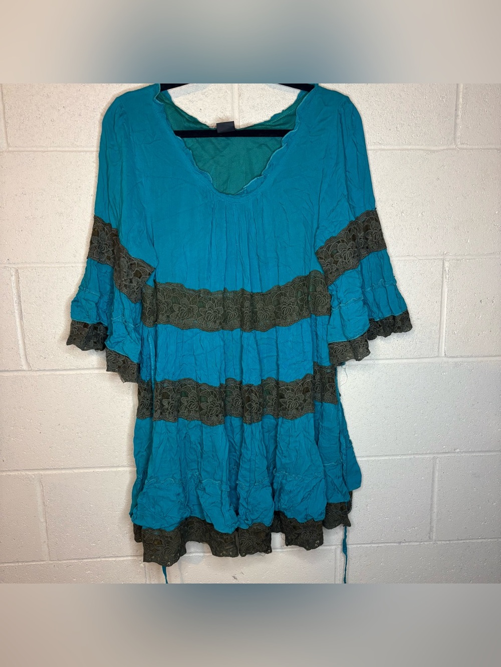 Urban mango women’s size L turquoise lace embroidered tunic